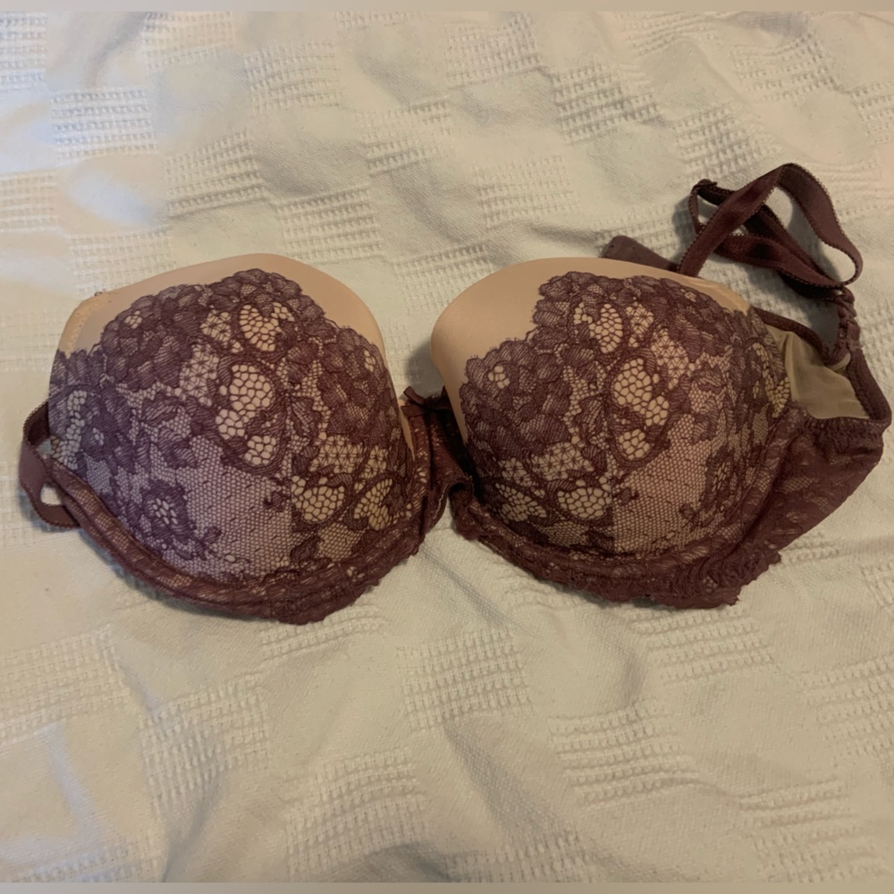32DDD Victoria’s Secret Cream and Purple Lace Bra